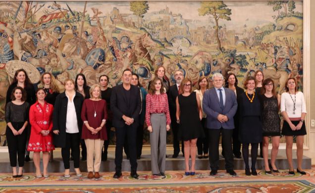 Doña Letizia junto a una representación de la revista "Mía" con ocasión de su 30º aniversario