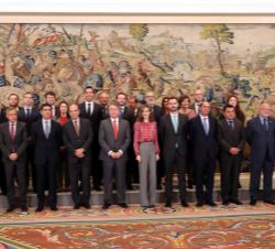 Doña Letizia, con la representación de los organizadores y colaboradores en la campaña solidaria "Un juguete, una ilusión"
