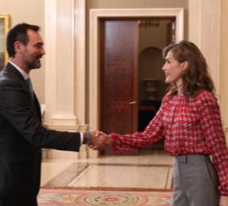 Su Majestad la Reina recibe el saludo del presidente de la "Fundación Crecer Jugando", José Antonio Pastor Fernández