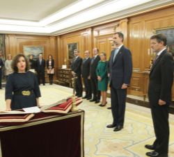Su Majestad el Rey durante la promesa de la vicepresidenta del Gobierno y ministra de la Presidencia y para las Administraciones Territoriales, Soraya