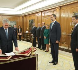 Su Majestad el Rey durante la jura del ministro de Asuntos Exteriores y Cooperación, Alfonso Dastis Quecedo