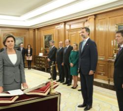 Su Majestad el Rey durante la promesa de la ministra de Defensa, María Dolores de Cospedal García