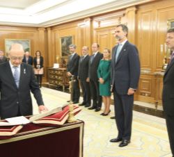 Su Majestad el Rey durante la jura del ministro de Hacienda y Función Pública, Cristóbal Montoro Romero