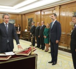 Su Majestad el Rey durante la jura del ministro de Fomento, Íñigo de la Serna Hernáiz