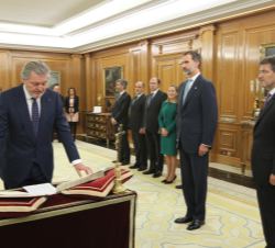 Su Majestad el Rey durante la jura del ministro de Educación, Cultura y Deporte y Portavoz del Gobierno, Íñigo Méndez de Vigo y Montojo