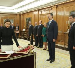 Su Majestad el Rey durante la jura de la ministra de Agricultura, Pesca y Alimentación y Medio Ambiente, Isabel García Tejerina