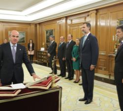 Su Majestad el Rey durante la jura del ministro de Economía, Industria y Competitividad, Luis de Guindos Jurado