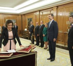 Su Majestad el Rey durante la jura de la ministra de Sanidad, Servicios Sociales e Igualdad, Dolors Montserrat Montserrat