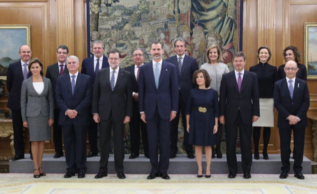 Fotografía de grupo de Su Majestad el Rey con los nuevos miembros del Gobierno