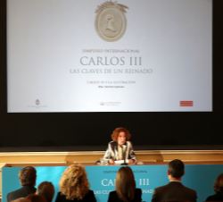 Sus Majestades los Reyes durante la conferencia de la directora de la Real Academia de la Historia, Carmen Iglesias