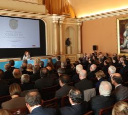 Sus Majestades los Reyes durante la conferencia “Carlos III. Las claves de un reinado” impartida por la directora de la Real Academia de l