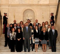 Fotografía de grupo de Sus Majestades los Reyes con las autoridades y los ponentes del Simposio