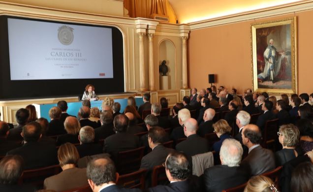 Sus Majestades los Reyes durante la conferencia “Carlos III. Las claves de un reinado” impartida por la directora de la Real Academia de la Historia, 