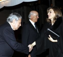 Su Majestad la Reina recibe el saludo del secretario general de la APE, Miguel Ángel Aguilar