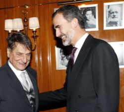 Don Felipe con el premiado, Claudio Magris