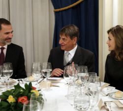 Don Felipe y Doña Letizia conversan con el premiado, Claudio Magris