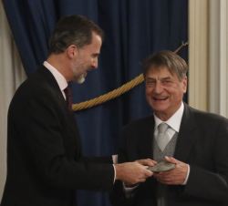 Su Majestad el Rey entrega el Premio "Francisco Cerecedo de Periodismo" a Claudio Magris