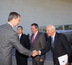 Su Majestad el Rey recibe el saludo de Eustasio Cobreros, presidente de la Fundación San Telmo