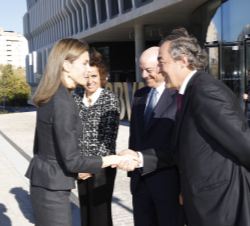 Su Majestad la Reina recibe el saludo del presidente de la CEOE, Juan Rosell, en presencia de la ministra de Sanidad, Servicios Sociales e Igualdad, D