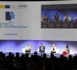 Vista del escenario durante la celebración del panel, en el que participaron Marta Pastor, Belén Frau, Luis de Torres, y Pilar Cabrera.