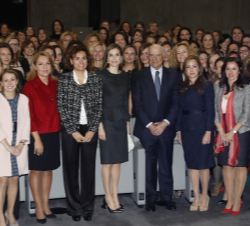 Su Majestad la Reina, con las participantes en la tercera edición de "Promociona".