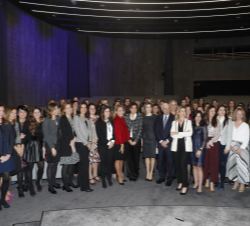 Su Majestad la Reina, con las participantes en la cuarta edición de "Promociona".