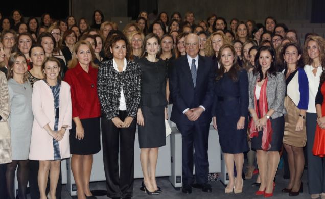Su Majestad la Reina, con las participantes en la tercera edición de "Promociona".