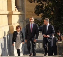 Don Felipe, con el lehendakari del Gobierno Vasco, Íñigo Urkullu, y la ministra de Sanidad, Servicios Sociales e Igualdad, Dolors Montserrat