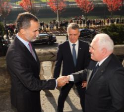 Su Majestad el Rey recibe el saludo del rector de la Universidad de Deusto, José María Guibert