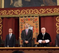 Don Felipe, en la mesa presidencial, junto al lehendakari del Gobierno Vasco, la ministra de Sanidad, Servicios Sociales e Igualdad, el rector de la U