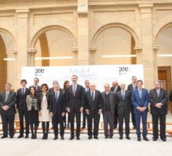 Su Majestad el Rey, con las autoridades institucionales y académicas asistentes