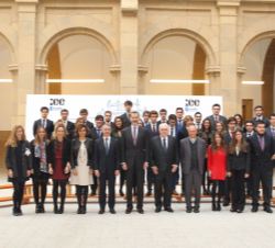 Don Felipe, con una representación de alumnos, junto al lehendakari del Gobierno Vasco, la ministra de Sanidad, Servicios Sociales e Igualdad, el rect