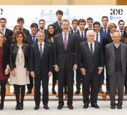 Don Felipe, con una representación de alumnos, junto al lehendakari del Gobierno Vasco, la ministra de Sanidad, Servicios Sociales e Igualdad, el rect