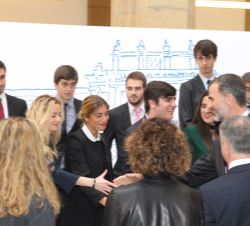 Don Felipe saluda a los alumnos de la Universidad de Deusto asistentes al acto del centenario