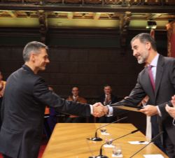 Su Majestad el Rey hace entrega del Premio de la Fundación Vizcaína Aguirre al director gerente de Red Koopera, Javier Mariño 