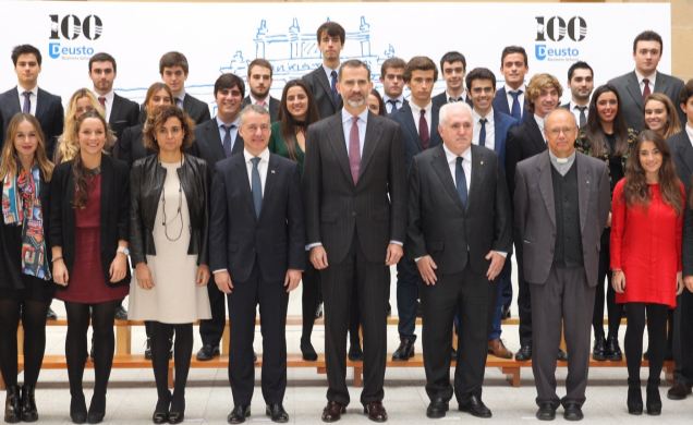 Don Felipe, con una representación de alumnos, junto al lehendakari del Gobierno Vasco, la ministra de Sanidad, Servicios Sociales e Igualdad, el rect
