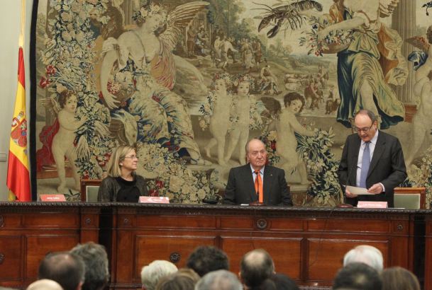 Don Juan Carlos en la mesa presidencial, acompañado por el gobernador del Banco de España, Luis María Linde, y la secretaria de Estado de Economía y A