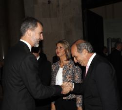 Don Felipe recibe el saludo del presidente de Foment del Treball Nacional, Joaquim Gay de Montellà