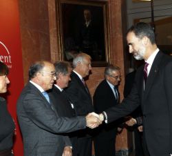 A su llegada Su Majestad el Rey recibe el saludo de las autoridades en el interior de la Sede de Foment del Treball en Barcelona