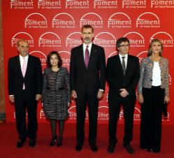 Su Majestad el Rey junto a la vicepresidenta del Gobierno, al president de la Generalitat de Catalunya, a la delegada del Gobierno en la Comunidad Aut