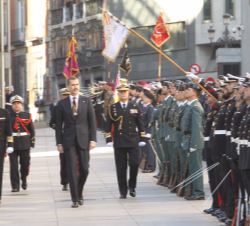 Don Felipe pasa revista a la tropas a su llegada al Palacio de las Cortes