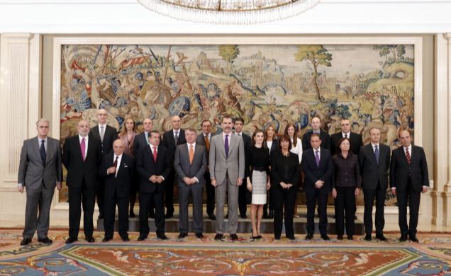 Sus Majestades los Reyes junto a una representación de Televisión Española con motivo del 60º aniversario del comienzo de sus emisiones oficiales