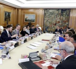 Sus Majestades los Reyes durante la reunión de la comisión delegada de la Fundación Princesa de Girona