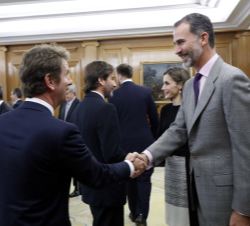 Sus Majestades los Reyes reciben el saludo de los miembros de la comisión delegada