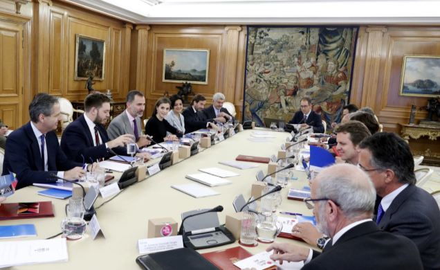 Sus Majestades los Reyes durante la reunión de la comisión delegada de la Fundación Princesa de Girona