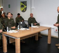 Su Majestad el Rey durante presentación de los temas tácticos que se desarrollan en el ejercicio "Empecinado" 