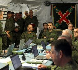 Su Majestad el Rey en el Puesto de Mando del Grupo Táctico de Operaciones Especiales