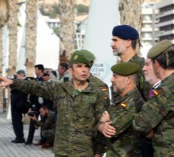 Su Majestad el Rey atendiendo las explicaciones del Jefe del Grupo de Operaciones Especiales "Valencia" III, Teniente Coronel Gutierrez Alca