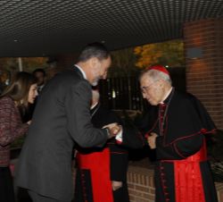 Su Majestad el Rey saluda al cardenal arzobispo emérito de Madrid, Antonio María Rouco
