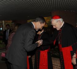 Su Majestad el Rey saluda al cardenal arzobispo emérito de Sevilla, Carlos Amigo